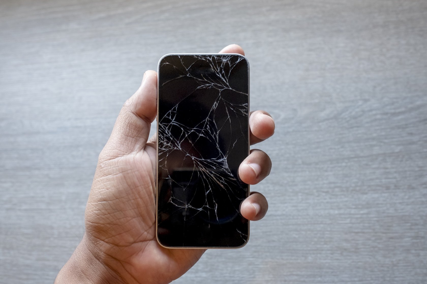 display-smartphone-broken-holding-my-hand